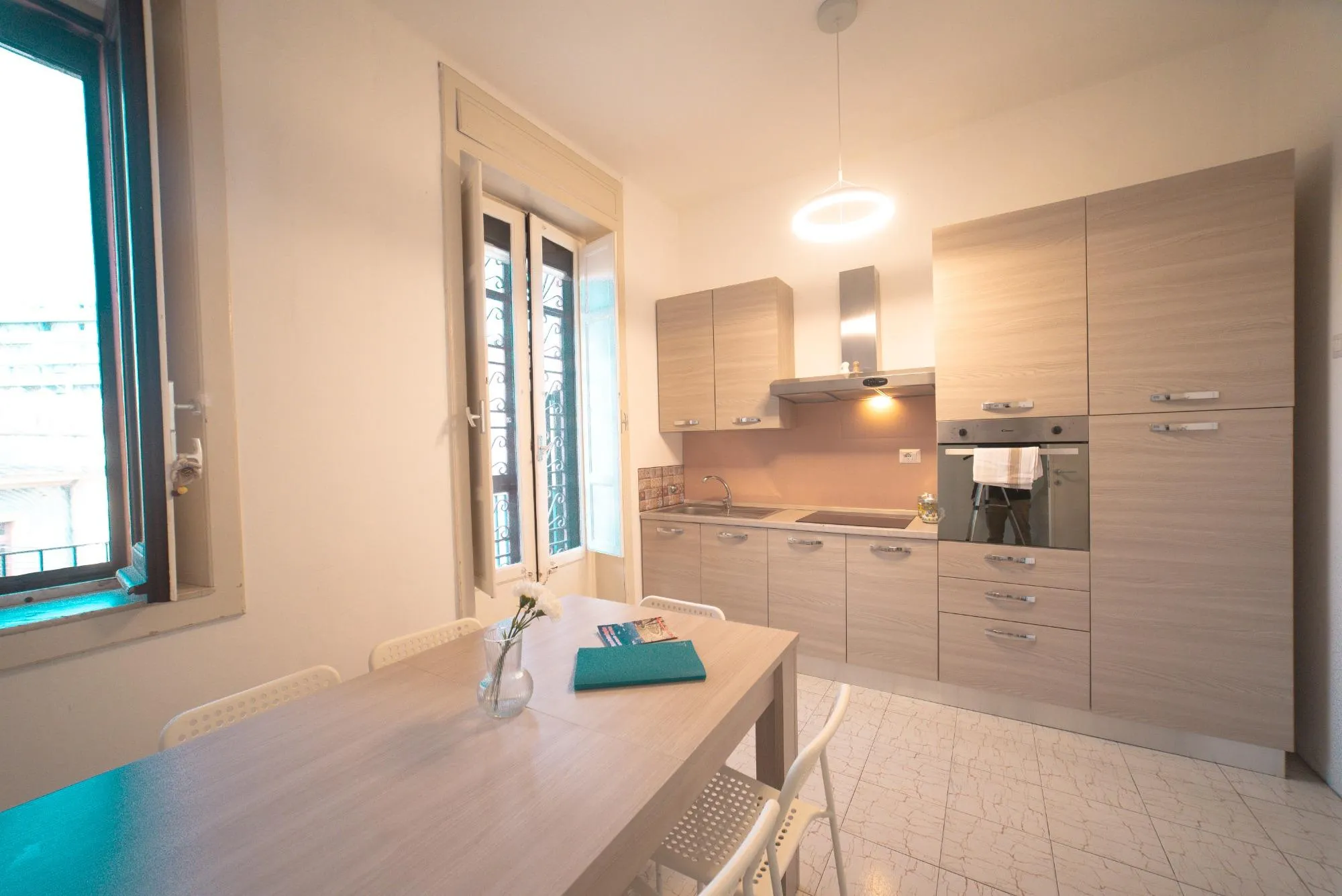 Cucina attrezzata e zona pranzo di SiraCasa