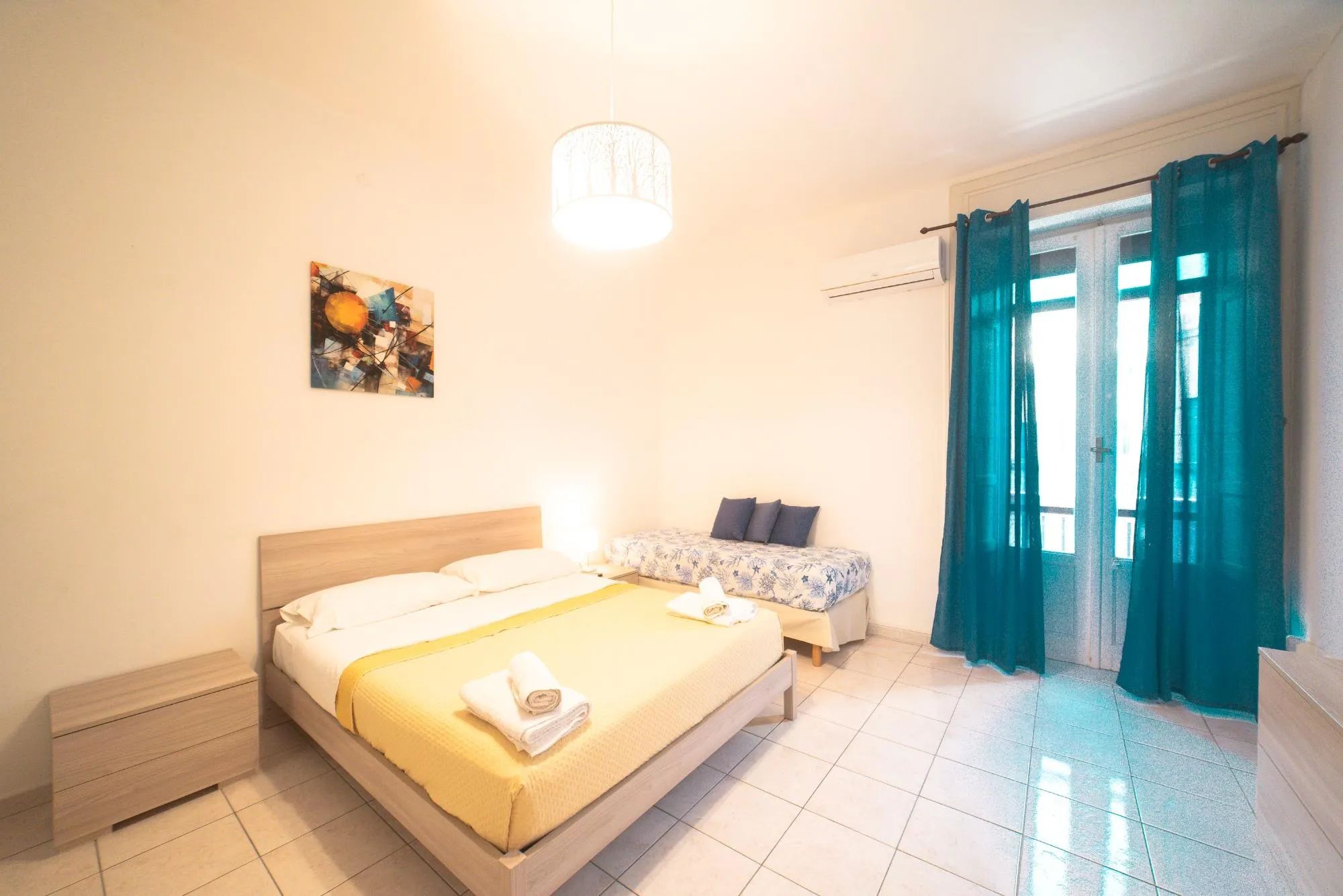 Camera matrimoniale con letto aggiuntivo di SiraCasa